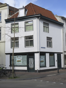 908606 Gezicht op het winkelhoekpand Voorstraat 30 te Utrecht, met rechts de Hardebollenstraat.N.B. bouwjaar: ...